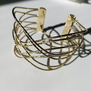 gold crisscross wire bangle